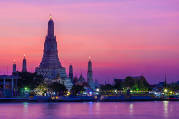 Naklejka premium BANGKOK, THAILAND, 8 JANUARY 2020: the Temple of wat Arun at twilight