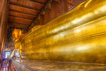 Fototapeta premium BanGKOK, THAILAND, 10 JANUARY 2020: Big golden statue of the Reclining Buddha