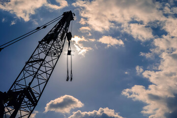 クレーンにかかる太陽