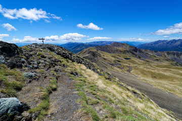 Fototapeta na wymiar View from the ridgeline of the St Arnaud Range track