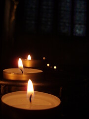 暗闇の中で静かに光るキャンドル