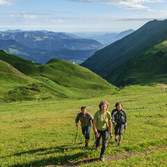 Anstrengende Übungseinheit im Gebirge beim Nordic Walking