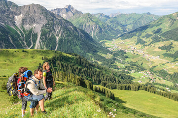 schöner Ausblick bei einer Bergtour im Kleinwalsertal