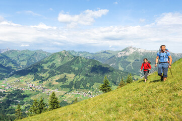 Obraz premium Entspannte Wanderung über dem Kleinwalsertal mit Ausblick auf den Hohen Ifen und das Walmendinger Horn