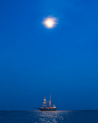 Alte Brigantine ankert im Mondlicht vor Panarea