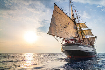 Fototapeta na wymiar Altes Segelschiff in der Abendsonne vor Lipari