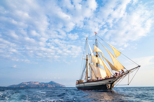 Windjammer unter Segeln vor Lipari