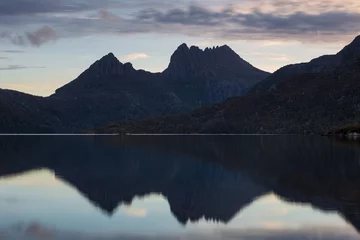 Crédence de cuisine en verre imprimé Mont Cradle The Dove lake at dusk in Cradle Mountain - Lake St Clair National Park, Tasmania, Australia.
