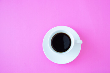 Obraz na płótnie Canvas 白いカップのコーヒーとピンクの背景
