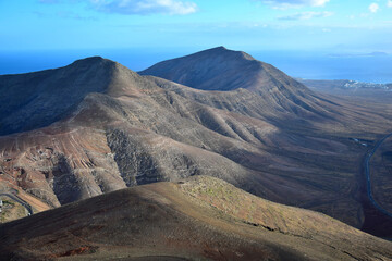 Fototapeta na wymiar Beautiful volcanic landscape. View from the mountain Atalaya de Femes. Lanzarote, Spain.