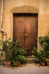 Fototapeta na wymiar A door in an old building in the historic medieval village of Scansano, Grosseto Province, Tuscany, Italy 