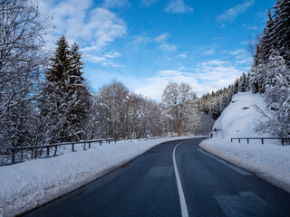 Obraz premium winterliche Straße durch das Vogtland in Sachsen
