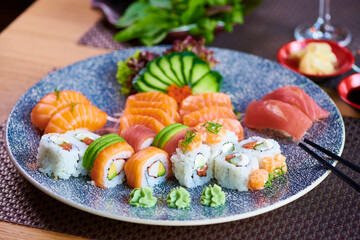 Sushi Variationen Platte Zubereitung mit Lachs Tunfisch und Avocado