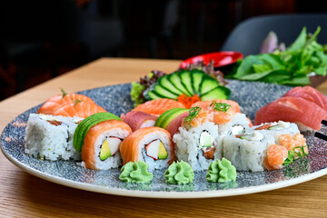 Sushi Variationen Platte Zubereitung mit Lachs Tunfisch und Avocado