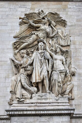 Fototapeta na wymiar 20180814 Detalle escultorico de Napoleon Bonaparte siendo coronado en un lateral del Arco del Triunfo de Paris