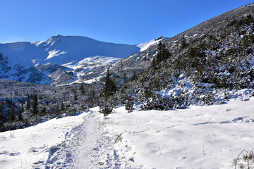 Fototapeta na wymiar Zima szlak na Kasprowy Wierch - Hala Gąsienicowa
