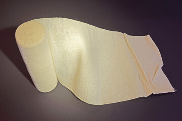 Elastische Binde zum Anlegen eines Kompressionsverbandes