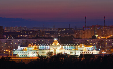 Obraz premium Panoramic view of Nizhny Novgorod. View of the Nizhnevolzhskaya Embankment and the Nizhny Novgorod Kremlin, a city on the Volga River Russia