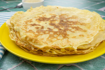 tas de crêpes dans une assiette