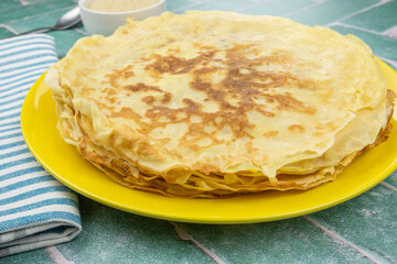 tas de crêpes dans une assiette