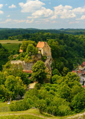 Fototapeta premium Burg Pottenstein oberhalb der Stadt Pottenstein, Fränkische Schweiz, Landkreis Bayreuth, Franken, Oberfranken, Bayern, Deutschland