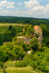 Fototapeta na wymiar Burg Pottenstein oberhalb der Stadt Pottenstein, Fränkische Schweiz, Landkreis Bayreuth, Franken, Oberfranken, Bayern, Deutschland