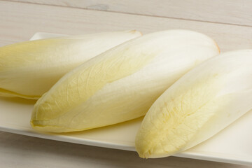 Endivias en un plato en la mesa