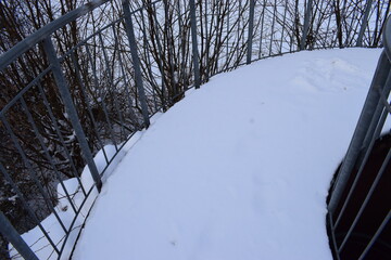 Gittertrepenaufgagn im Schnee