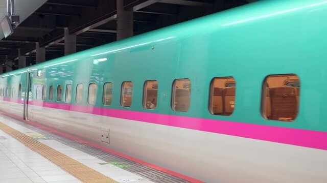 東北新幹線　ホーム　発車　スローモーション
