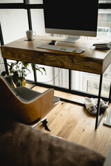 domowe biuro, kapcie przy biurku, praca zdalna, home office w mieszkaniu typu loft