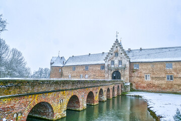Obraz premium Mittelalterliche Wasserburg in Hülchrath im Winter