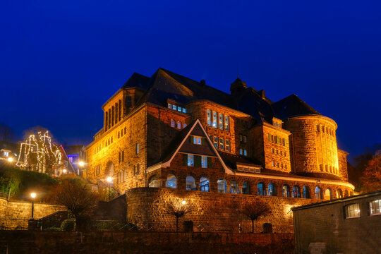 Beleuchtetes B&uuml;rgerhaus in Velbert Langenberg bei Nacht