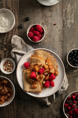 Assiette de crêpes fait maison avec fruits rouges et compote
