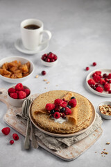 Assiette de crêpes fait maison avec fruits rouges et yaourt