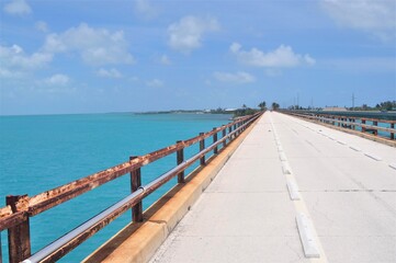 Obraz premium Road to tropical water paradise over a long bridge.