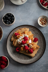 Assiette de crêpes fait maison avec fruits rouges et yaourt