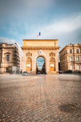 Arc de Triomphe de Montpellier et son trafic en long exposition (Occitanie, France)