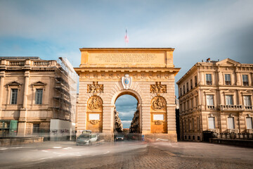 Arc de Triomphe de Montpellier et son trafic en long exposition (Occitanie, France) - obrazy, fototapety, plakaty