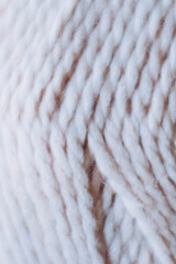 Close up sur les fils d'une pelote de laine