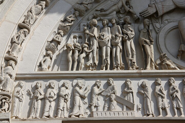 Statues du portail de la basilique de Vézelay en Bourgogne, France