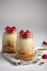 crèmes semoule caramel et framboises