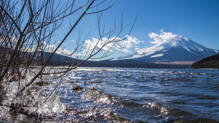 Fototapeta na wymiar 富士山と山中湖のしぶき氷