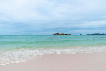 Fototapeta na wymiar The beach of Samae San island at Chonburi in Thailand