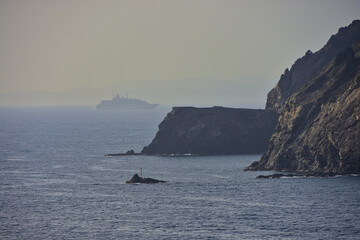 Blick auf eine Yacht im Dunst vor der Küste des Oman - View of a yacht in the mist offshore the oman