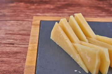 RACION DE QUESO IBERICO CURADO CORTADO A TRIANGULOS