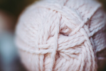 Fototapeta na wymiar Close up sur les fils d'une pelote de laine