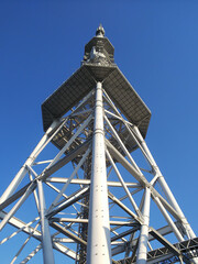 見上げる電波塔