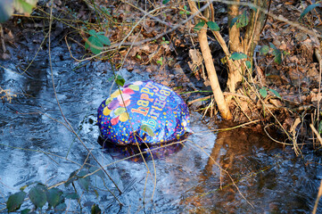 Luftballon eines Geburtstages landet als Umweltverschmutzung im Wald