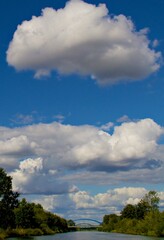 Obraz premium Schönwetterwolken über Kanal