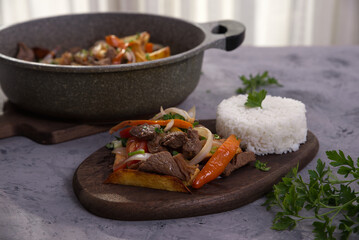 Peruvian dish known by the name of lomo saltado, prepared with pieces of beef tenderloin, tomatoes, yellow pepper, peppers, onion and other vegetables.